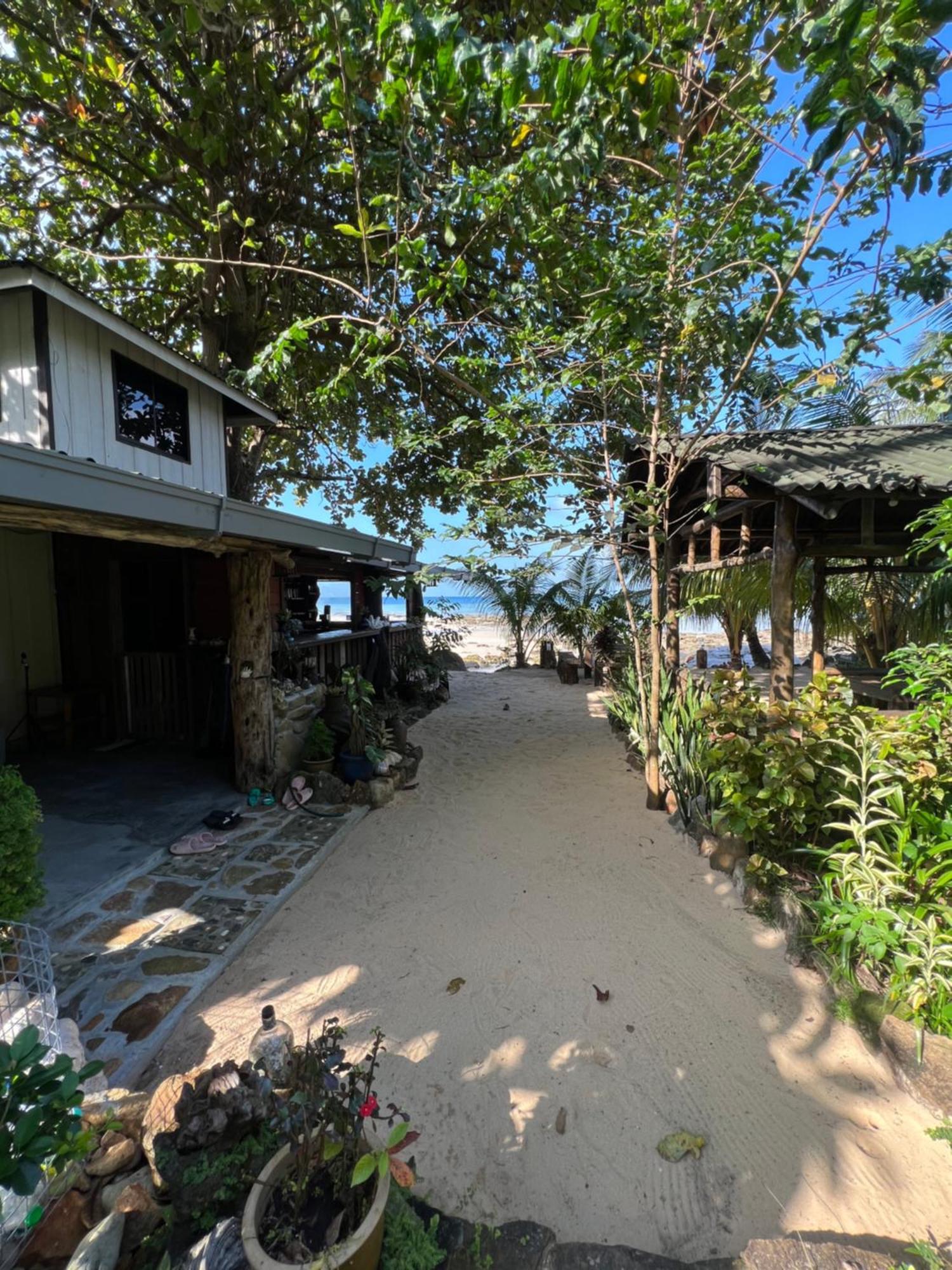 Beach House Kampung Genting Exteriör bild