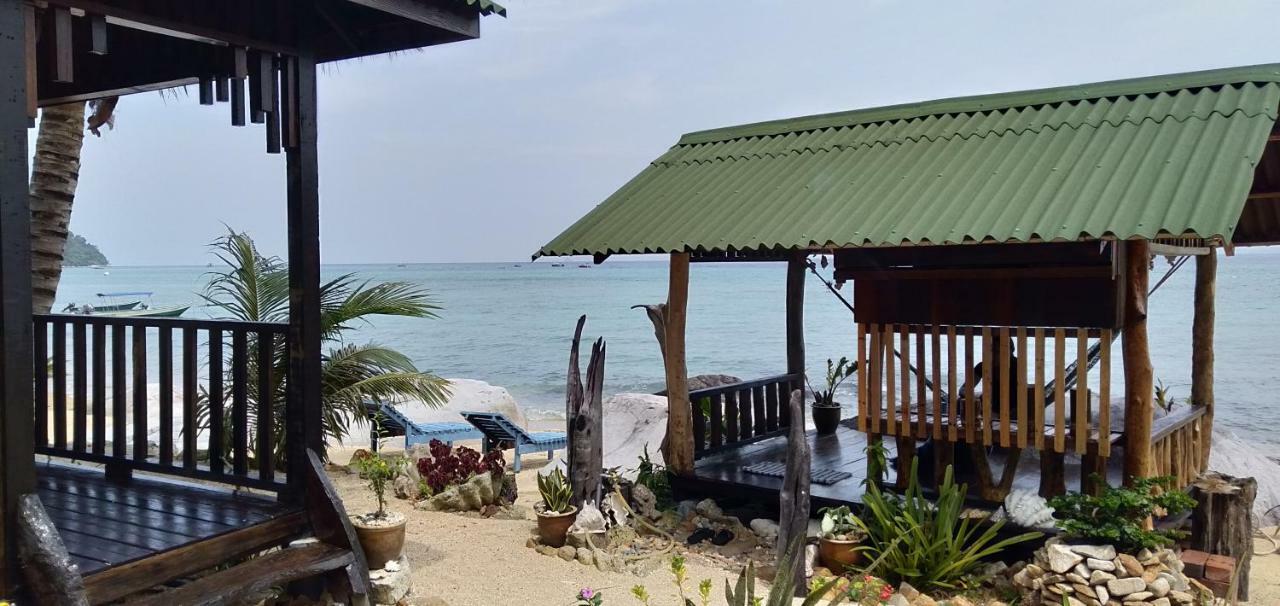 Beach House Kampung Genting Exteriör bild