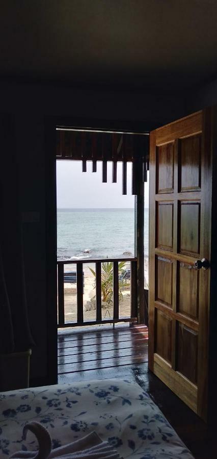 Beach House Kampung Genting Exteriör bild